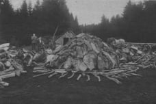 Fabrication d'une meule à charbon de bois vers 1900