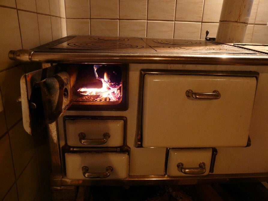 Comment cuisiner avec une cuisinière à bois ? BOIS DE CHAUFFAGE ECOLOGIQUE