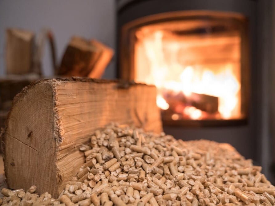 Peut-on bruler du bois dans un poêle à granulés ? 